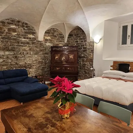 The Courtyard Of The 6 Arches *